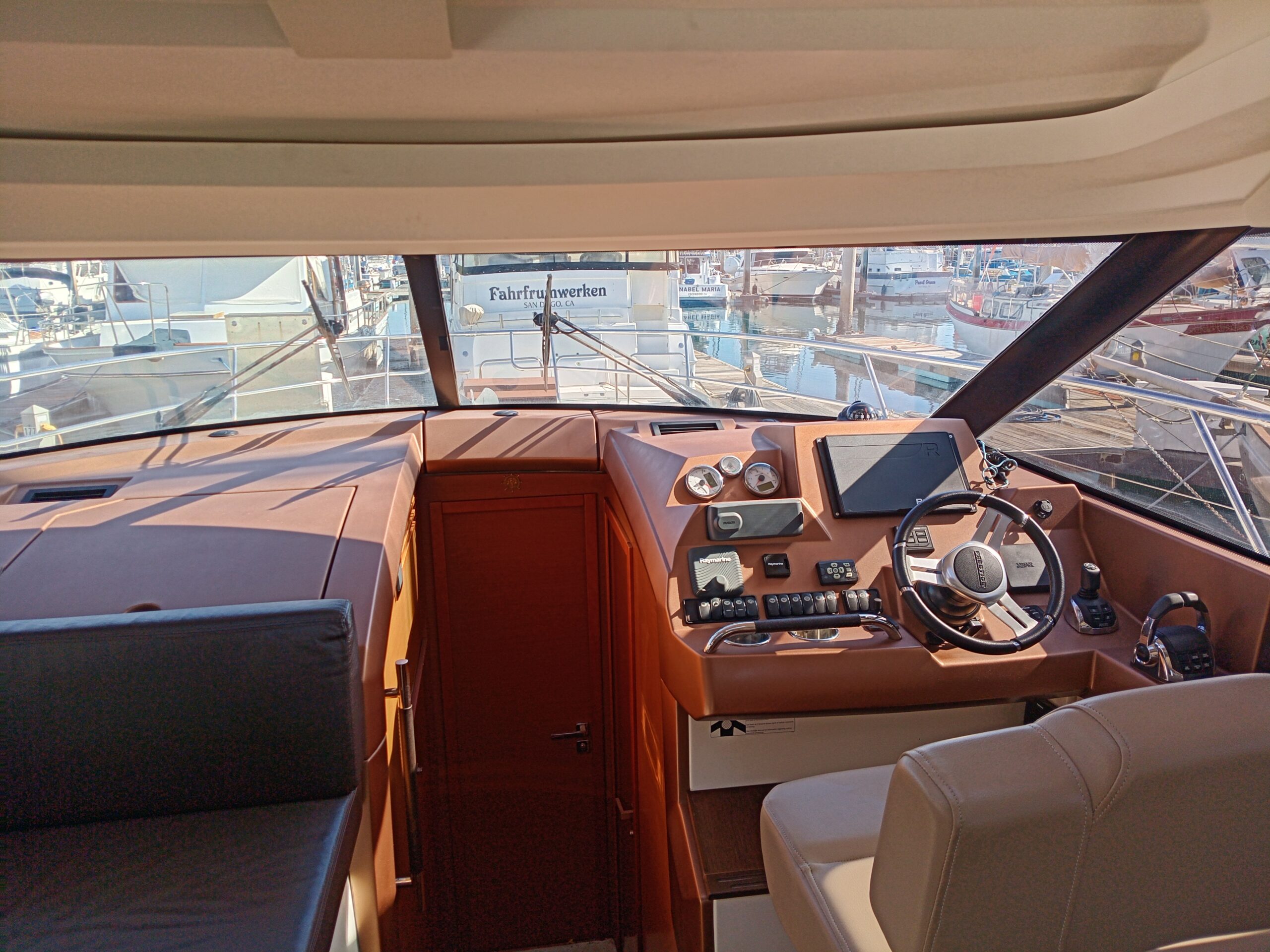 2016 Prestige 450 S - Helm Station